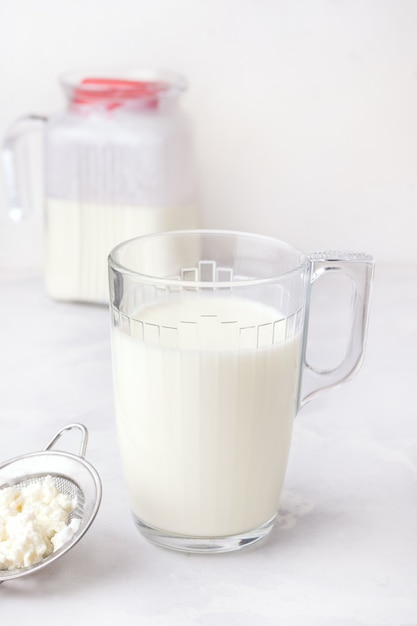 Kéfir de boisson au lait fermenté. Boissons saines pour la digestion