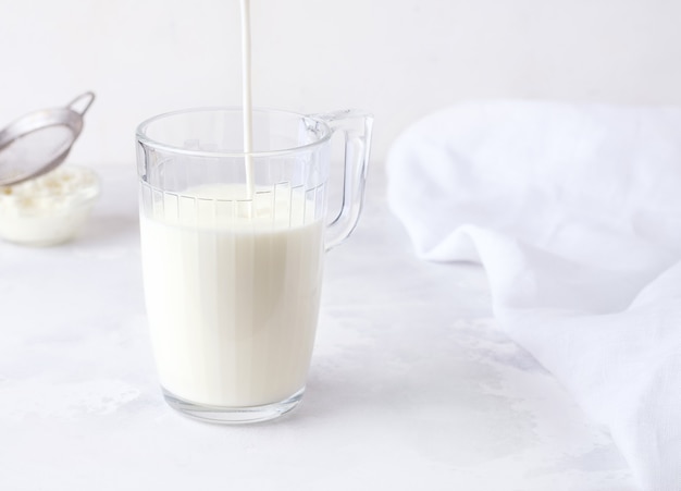 Le kéfir de boisson au lait fermenté est versé dans un verre.