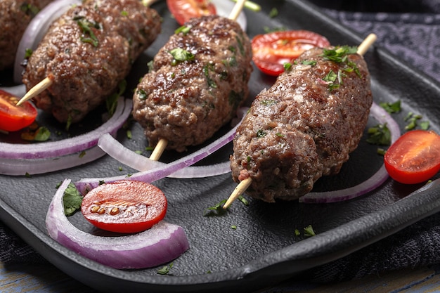 Kefta maison traditionnelle ou kebab de viande. Notion halal. Cuisine arabe et turque