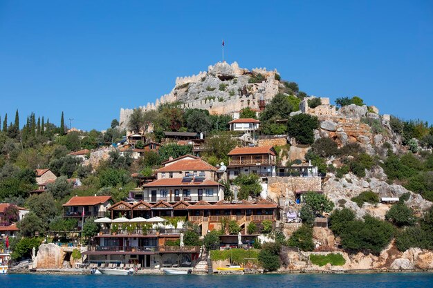 Kekova - Fethiye - Turquie, 24 octobre 2021, Vue de l'ancienne ville lycienne de Simena avec une forteresse sur une montagne sur la côte de la mer Méditerranée dans la province d'Antalya, en Turquie