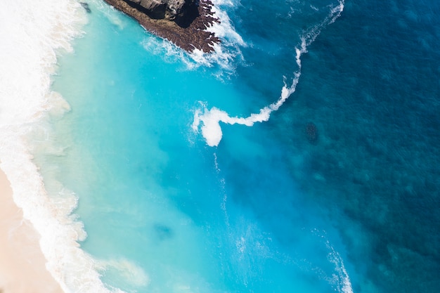 Kelingking beach sur l&#39;île de Nusa Penida en Indonésie fond