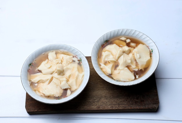 Photo kembang tahu ou douhua ou tahua ou javanais l'appelle ã¢â€â˜wedang tahuã¢â€â™ est un pudding de tofu fait de lait de soja avec du gingembre et du sirop de sucre de palme.
