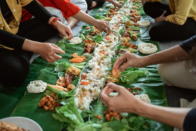 Kembulan javanais manger ensemble la tradition