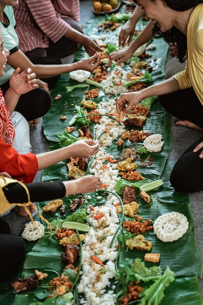 Kembulan javanais manger ensemble la tradition