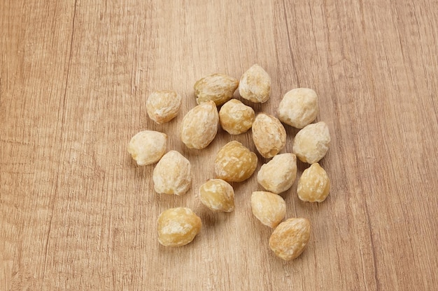 Kemiri ou Candlenut Seeds sur fond de bois ingrédient alimentaire