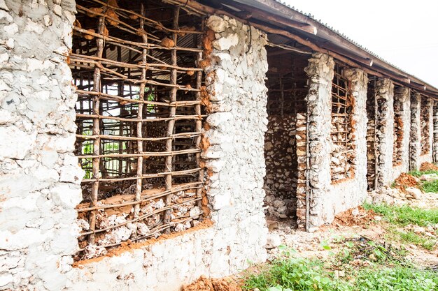 Kenya, ville de Malindi. Détail de la technique traditionnelle pour construire des maisons pauvres