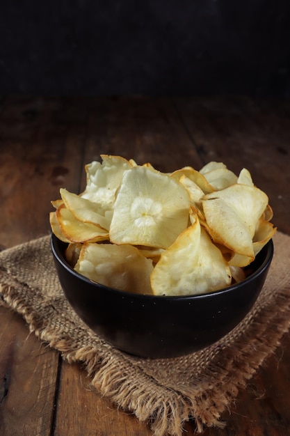 Keripik ou criping singkong Les chips de manioc ou les chips de tapioca sont des collations traditionnelles de Java