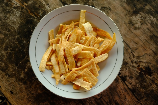 kéripik singkong. chips de manioc. à base de manioc assaisonné frit. dans une assiette en céramique. Indonésie