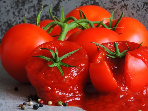 Ketchup à l'intérieur d'une tomate.