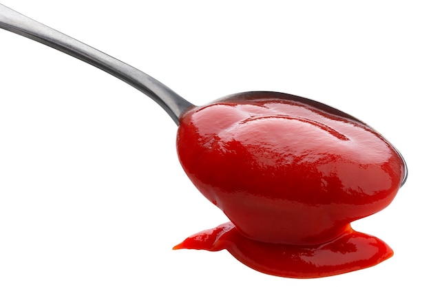 Ketchup qui coule isolé sur fond blanc sauce tomate avec cuillère en métal
