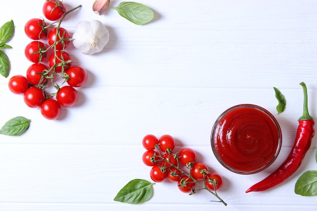 Ketchup sur la table sauce tomate tomates fraîches