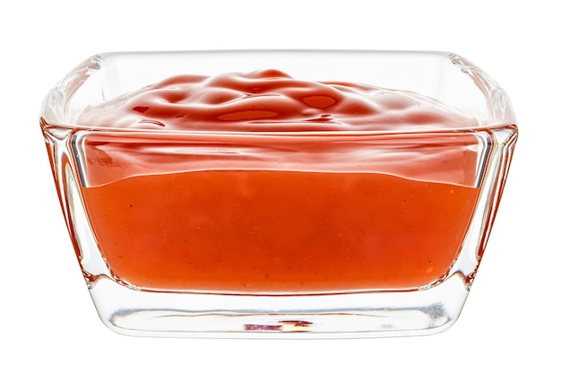 Ketchup de tomate dans un petit bol carré en verre transparent isolé sur blanc