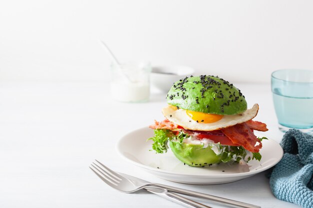 Keto paleo diet burger déjeuner avocat avec bacon, oeuf, tomate