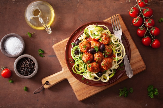 Keto paleo zoodles nouilles aux courgettes avec boulettes de viande et olives