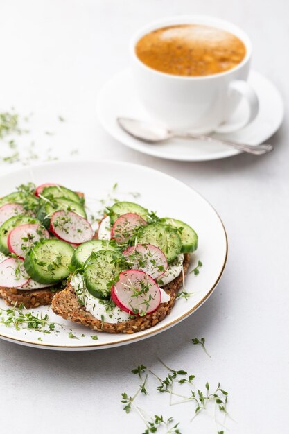 Keto Toasts avec mozzarella aux œufs de concombre et micro-légumes