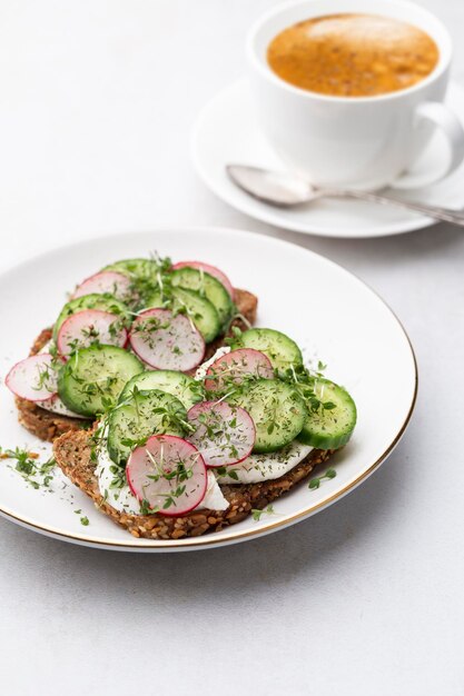 Keto Toasts avec mozzarella aux œufs de concombre et micro-légumes