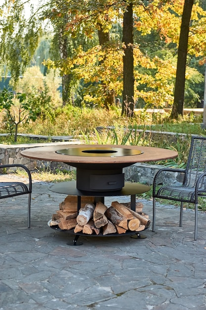 Kettle Grill Pit avec grille en fonte avec flammes. Table de cuisson ronde. Barbecue chaud dans la cour