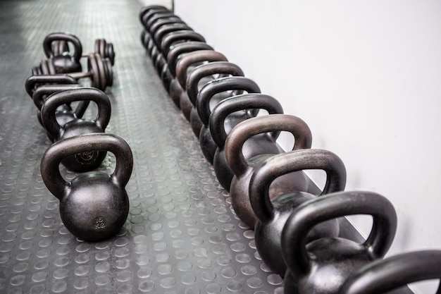 Photo kettlebells dans une rangée