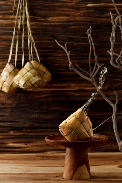 Le ketupat est une boulette de riz à base de riz bouilli avec de jeunes feuilles de noix de coco ou de palmier. Consommé pendant l'Aïd Moubarak. Ketupat Lebaran Menu Nourriture.