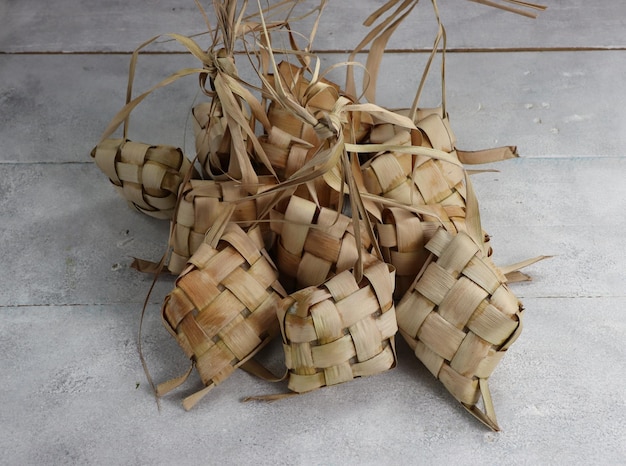 Ketupat ou gâteau de riz enveloppé dans une feuille de noix de coco en forme de losange généralement servi pendant le hari raya