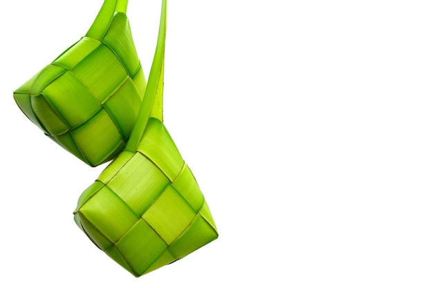 Ketupat Lebaran est un aliment célèbre en Indonésie qui est généralement servi à l'occasion de l'Aïd al-Fitr