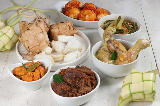 Ketupat Lebaran servi avec sambal goreng opor ayam sayur labu siam rendang et telur balado