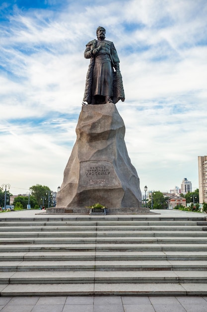 KHABAROVSK, RUSSIE - 16 juillet 2016 : monument Yerofey Khabarov à Khabarovsk, Russie. Khabarov était un entrepreneur et aventurier russe, explorant la région du fleuve Amour.