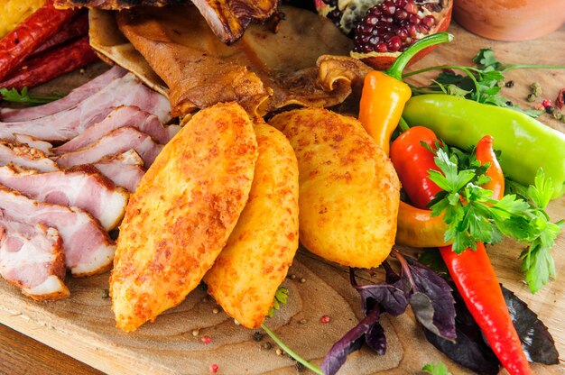 Khachapuri adjare sur table en bois se bouchent.