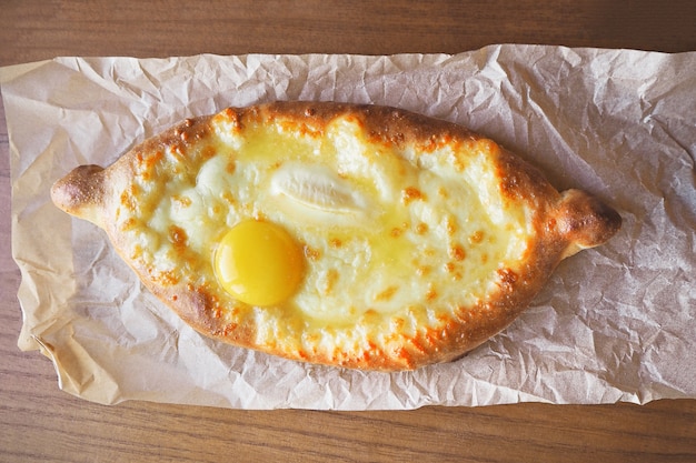 Khachapuri d'Adjarie avec fromage et œuf. plat national géorgien