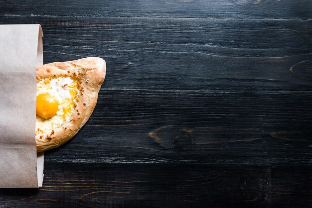 Khachapuri en Adzharian avec du fromage Adyghe, du fromage et du jaune. Cuisine traditionnelle du Caucase