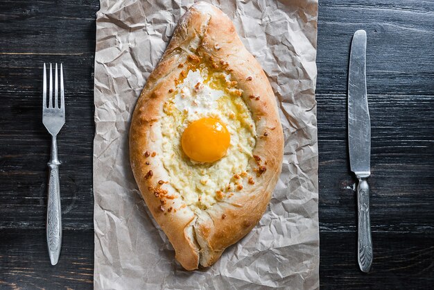 Khachapuri en Adzharian avec du fromage Adyghe, du fromage et du jaune. Cuisine traditionnelle du Caucase