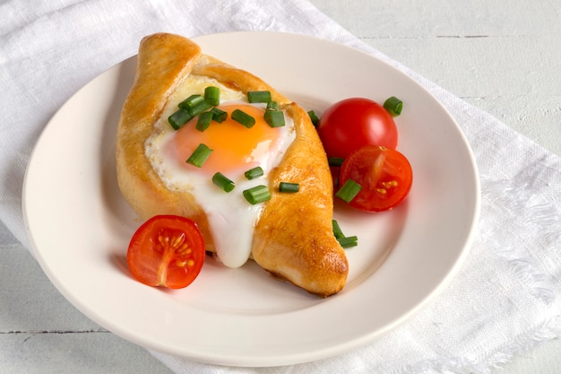 Khachapuri adzharien à l'oeuf