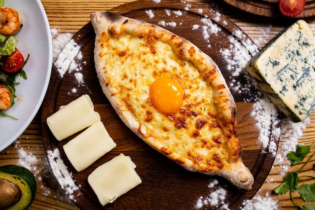 Khachapuri avec œuf et fromage. Cuisine géorgienne traditionnelle. Vue de dessus.