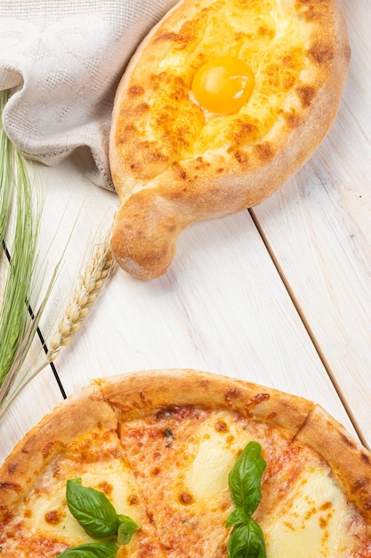 Khachapuri de pain géorgien traditionnel sur la table Cuisson maison