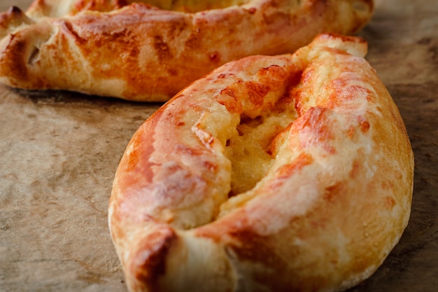 Khachapuri sur une table en bois. Cuisine géorgienne nationale