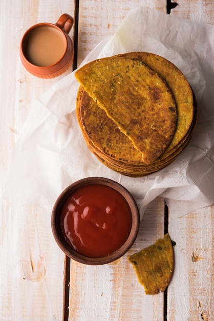 Khakhra ou Khakra est un cracker mince est un aliment de petit-déjeuner populaire Jain, Gujarati et Rajasthani. Servi avec du thé chaud et du ketchup aux tomates. Sur fond coloré ou en bois