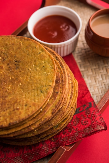 Khakhra ou Khakra est un cracker mince est un aliment de petit-déjeuner populaire Jain, Gujarati et Rajasthani. Servi avec du thé chaud et du ketchup aux tomates. Sur fond coloré ou en bois