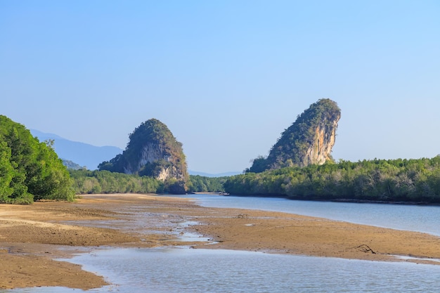 Photo khao khanab nam montagne et rivière ville de krabi point de repère de la thaïlande