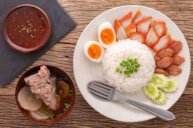 Khao Mu Daeng, Khao Moo Dang, cuisine thaïlandaise, riz en continu avec du porc rouge au barbecue avec sauce sucrée