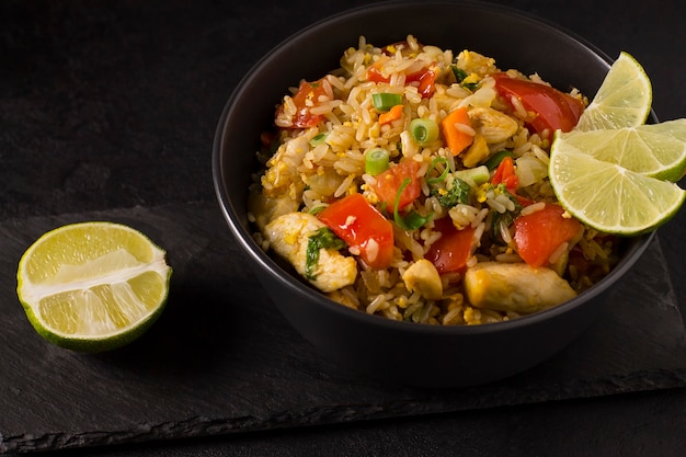 Khao Pad. Riz frit aux légumes, épices et citron vert