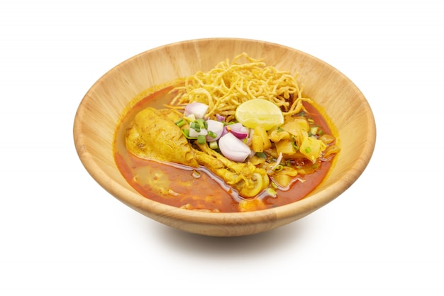 KhaoSoi, soupe au curry avec nouilles au poulet, cuisine thaïlandaise à la mode du Nord