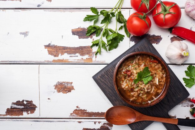 Kharcho de soupe végétarienne avec riz et légumes.