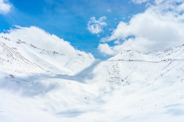 Khardung La passe, Inde. Khardung La est un col de haute montagne