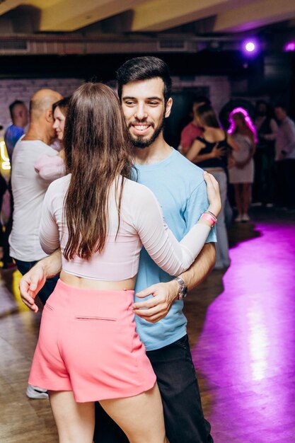 Photo kharkiv ukraine 110923 un homme et une fille dansent de la bachata sur la piste de danse.