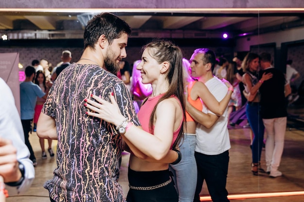 Photo kharkiv ukraine 110923 un homme et une fille dansent de la bachata sur la piste de danse.