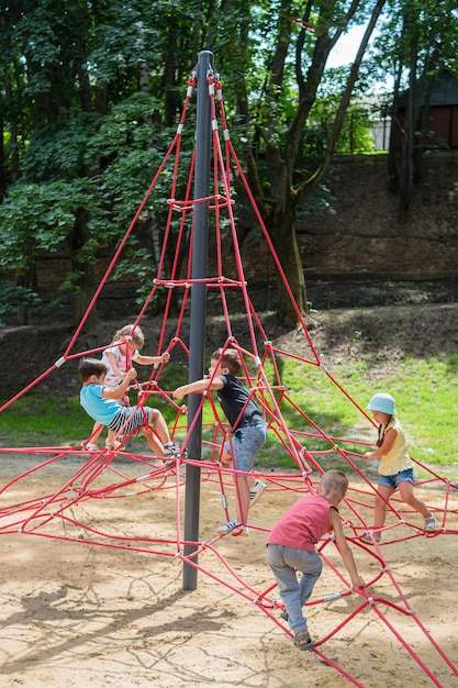 Kharkiv, Ukraine - 26 juillet 2020 : les enfants escaladeront la pyramide de corde dans le parc de loisirs de Sarzhin Yar