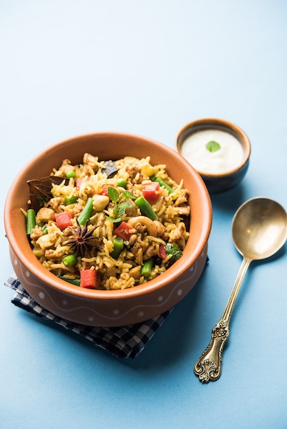 Kheema Pulao - Riz cuit avec du mouton ou du poulet haché avec des légumes et des épices. servi dans un bol. mise au point sélective