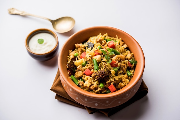 Kheema Pulao - Riz cuit avec du mouton ou du poulet haché avec des légumes et des épices. servi dans un bol. mise au point sélective