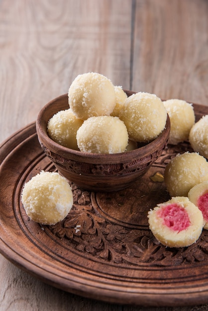 Kheer Kadam ou Raskadam est un bonbon ou mithai bengali populaire spécialement préparé pendant les festivals. Rassgulla est enrobé de paneer rôti, de Khoya et de noix de coco. Servi dans un bol sur fond de mauvaise humeur.