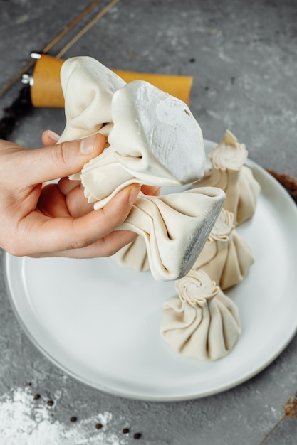 Khinkali dans un restaurant géorgien en main